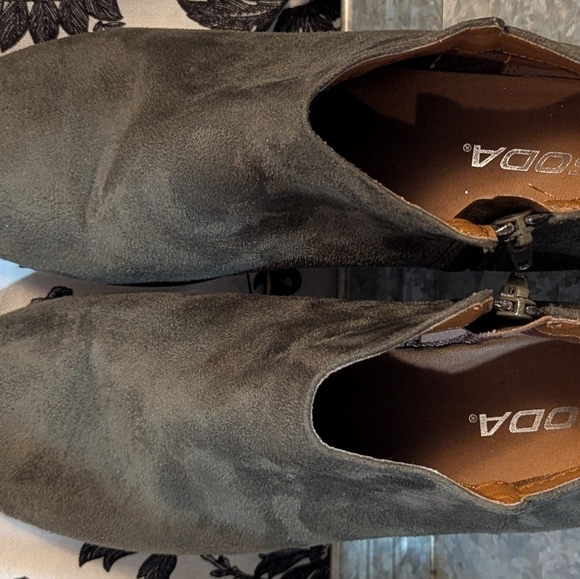 Soda Booties Moss Green Sueded Boots Women's Size 9 - Picture 3 of 7